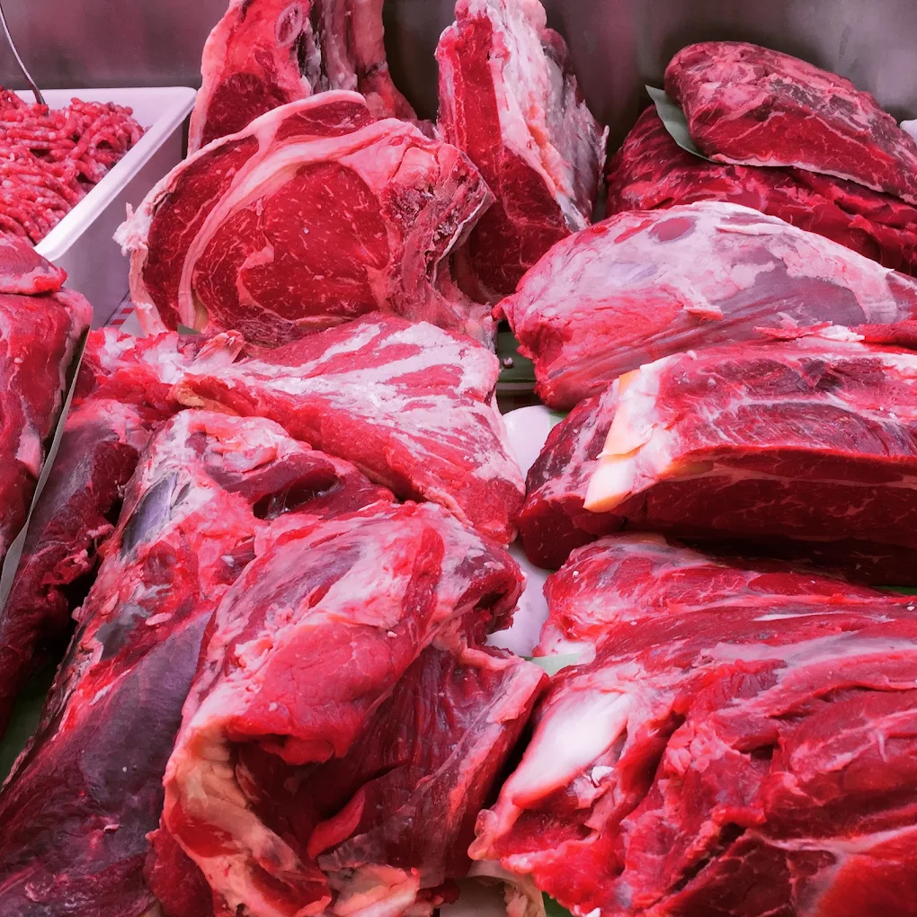 Selezione di tagli di carne al banco di Sant’Angelo Carni